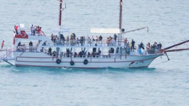10-03-2022 TURKEY, ANTALYA: Denizde insanlarla dolu bir tekne. Orta çekim