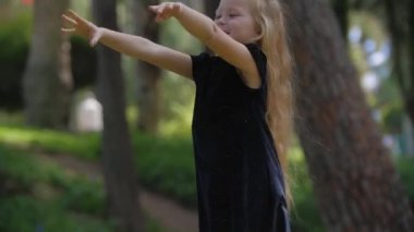 Parkta oynayan küçük kız. Orta çekim