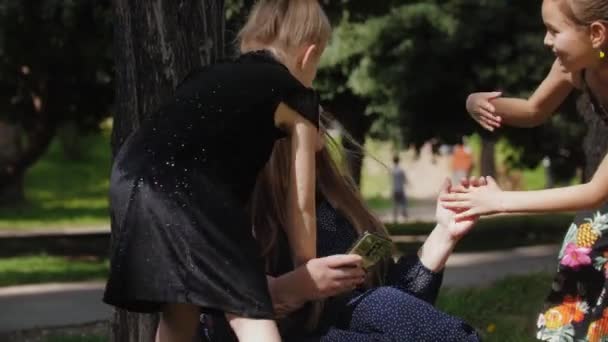 Küçük Kızlar Annelerini Parkta Oynamaya Sürüklemeye Çalışırlar Orta Çekim — Stok video