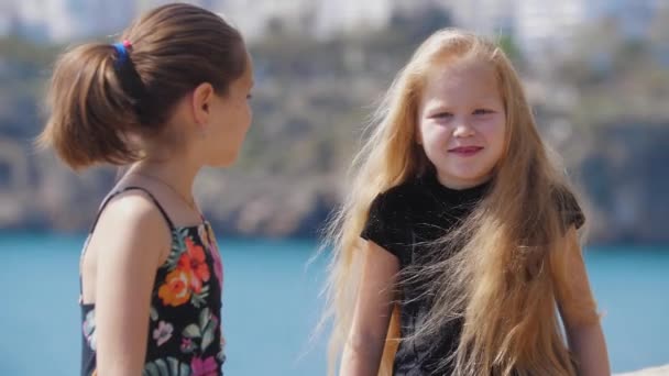 Duas Meninas Junto Mar Meio Tiro — Vídeo de Stock