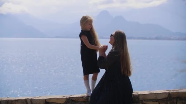 Szczęśliwa Matka Jej Córka Długimi Włosami Nad Morzem Środek Strzału — Wideo stockowe