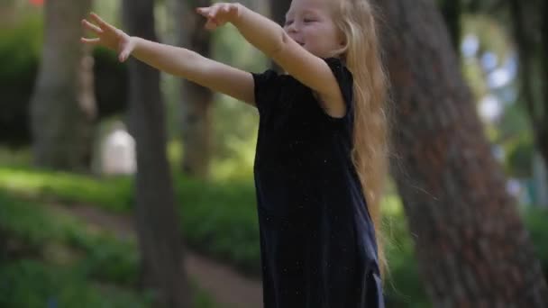 Девочка Играет Парке Средний Выстрел — стоковое видео