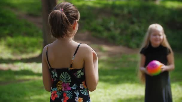 Duas Meninas Brincando Com Bola Parque Meio Tiro — Vídeo de Stock