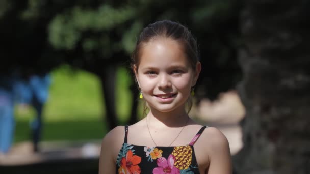 Fetița Drăguță Stă Parc Uită Cameră Portret — Videoclip de stoc