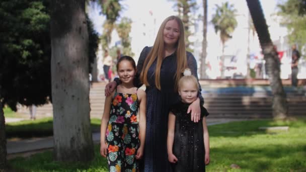 Lycklig Familj Mor Och Två Döttrar Som Står Parken Och — Stockvideo