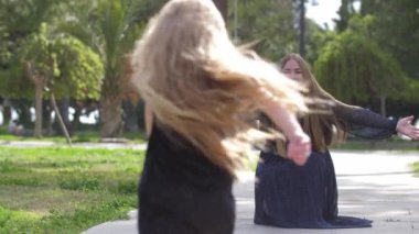 Küçük kız, gülümseyen annesine sarılmak için kollarına koşuyor. Orta çekim