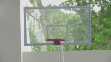 Maç için sokak meyvesi üstünde basketbol yüzüğü. Orta çekim
