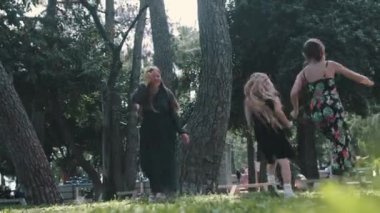 Annesinin ailesi ve iki kızı yeşil parkta oynuyorlar. Orta çekim