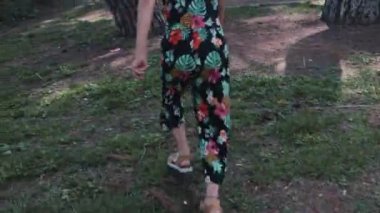 İki küçük kız kardeş parkta lastik topla futbol oynuyorlar. Orta çekim