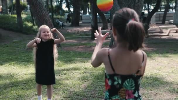 Duas Meninas Irmãs Brincando Com Bola Borracha Parque Meio Tiro — Vídeo de Stock