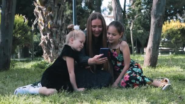Famiglia Madre Due Figlie Sedute Sull Erba Farsi Selfie Telefono — Video Stock