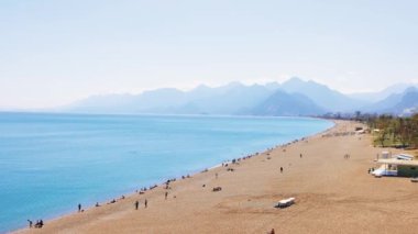 Deniz kenarında dinlenen insanlar. Orta çekim