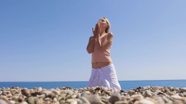 Volwassen Blonde Vrouw Doet Spirituele Yoga Oefening Het Kiezelstrand Tussenschot — Stockvideo