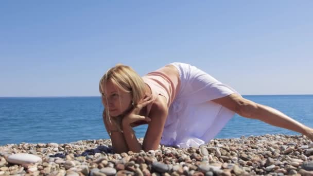 Volwassen Blonde Vrouw Doet Yoga Oefeningen Het Strand Tussenschot — Stockvideo