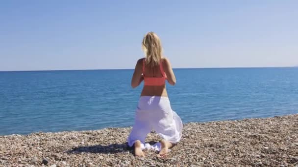 여자는 해변에서 요가를 Mid — 비디오