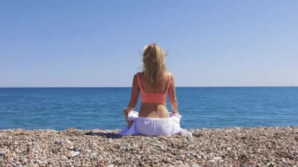 Взрослая Блондинка Медитирует Галечном Пляже Видом Море Средний Выстрел — стоковое видео