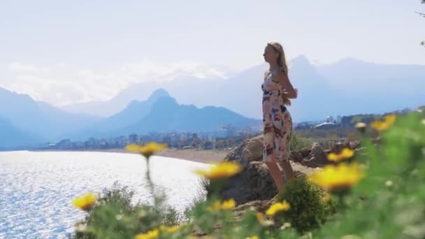 Dospělá Žena Stojí Skále Moře Rukama Zády Střední Snímek — Stock video