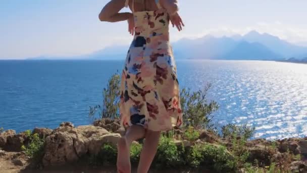 여성은 바다를 요가를 Mid — 비디오