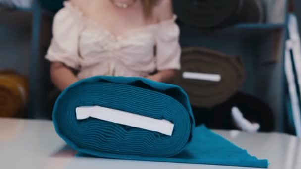 Bir Kadın Masaya Büyük Bir Mavi Kumaş Parçası Seriyor Orta — Stok video