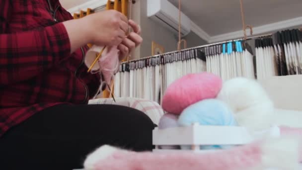 服のスタジオで編み針で服を編む女性 ミッドショット — ストック動画