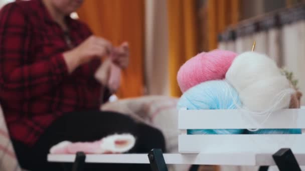 スタジオで編み物をし 糸の皮に編み物用の針を入れる女性 ミッドショット — ストック動画