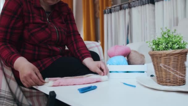 Een Vrouw Meet Een Klein Kledingstuk Met Een Tape Tafel — Stockvideo