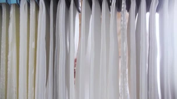 Производстве Одежды Висели Тонкие Светлые Ткани Средний Выстрел — стоковое видео