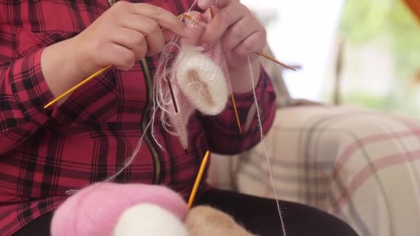 Yetişkin Bir Kadın Ince Bir Iplikten Çorap Örer Yün Yumağı — Stok video