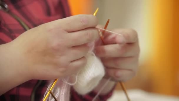 女性が細い糸で編んでいる ミッドショット — ストック動画