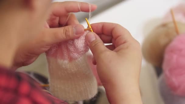 Tangan Seorang Wanita Merajut Sepotong Pakaian Dari Benang Tipis Ditengah — Stok Video