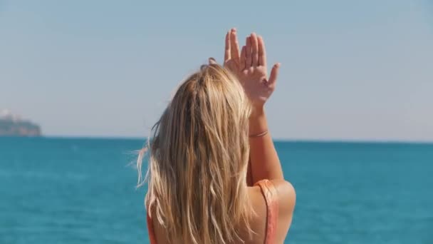 Volwassen Spirituele Vrouw Die Yoga Oefeningen Doet Tegenover Zee Tussenschot — Stockvideo