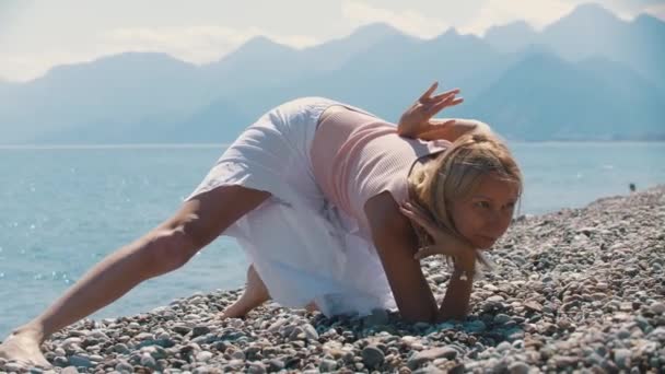 Volwassen Blonde Vrouw Doet Yoga Oefeningen Met Leunend Haar Knieën — Stockvideo