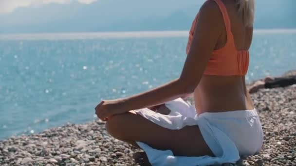 Volwassen Vrolijke Blonde Vrouw Mediterend Het Strand Aan Zee Tussenschot — Stockvideo