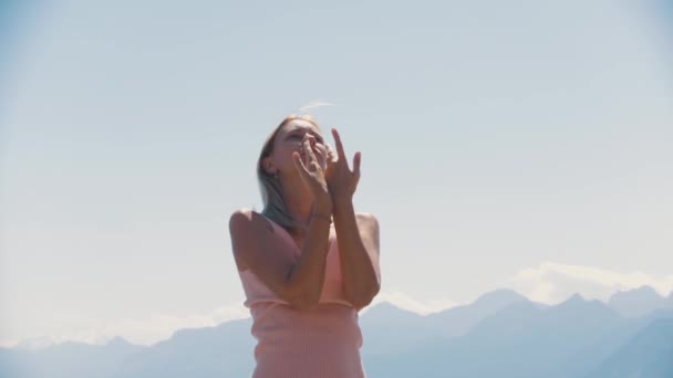 Mujer Espiritual Adulta Haciendo Ejercicios Yoga Playa Guijarros Mid Shot — Vídeos de Stock