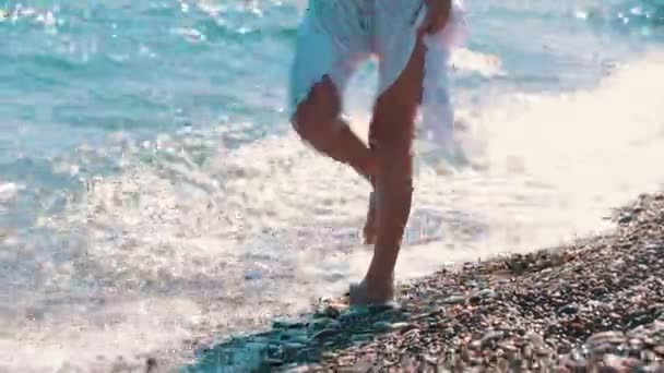 Uma Mulher Caminha Costa Molha Pés Água Mar Meio Tiro — Vídeo de Stock