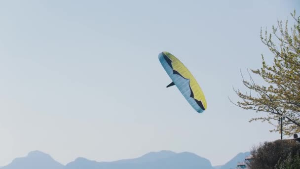 Person Svävar Skyn Med Paraglider Mittskott — Stockvideo