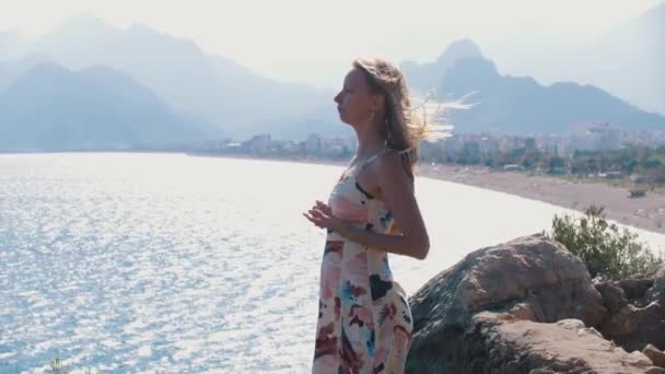 Μια Ενήλικη Γυναίκα Στέκεται Στο Βράχο Κάνοντας Εξάσκηση Αναπνοής Κοντά — Αρχείο Βίντεο