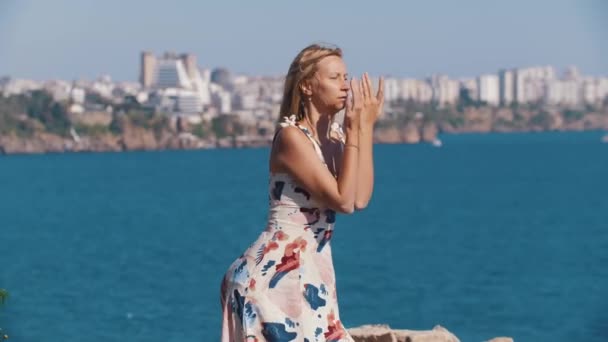 Доросла Блондинка Стоїть Скелі Роблячи Практику Дихання Йоги Відстані Від — стокове відео