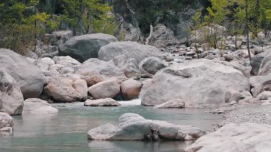 Kayalardan ve dağlardan düşen su. Orta çekim