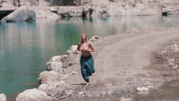 Una Mujer Pantalones Anchos Haciendo Gimnasia Simple Junto Lago Con — Vídeos de Stock