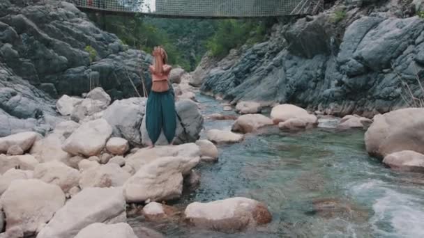 Een Vrouw Doet Meditatieve Oefeningen Bij Waterstroom Tussenschot — Stockvideo