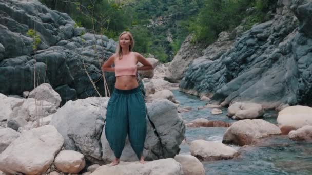 Una Mujer Rubia Hace Ejercicios Meditativos Pie Con Las Rodillas — Vídeos de Stock