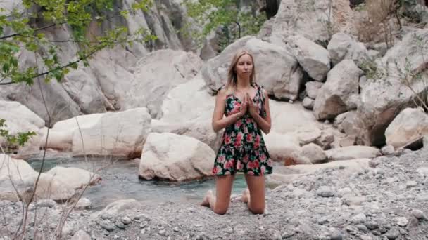 Mujer Rubia Adulta Vestido Verano Hace Ejercicios Meditativos Sobre Naturaleza — Vídeos de Stock