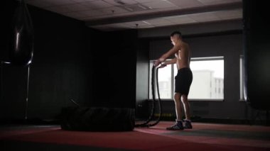 Fitness antrenmanı. Formda olmayan adam çapraz egzersiz yapıyor. Orta çekim