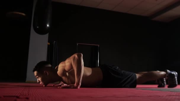 Entrenamiento Caja Hombre Sin Camisa Forma Hace Flexiones Mid Shot — Vídeo de stock