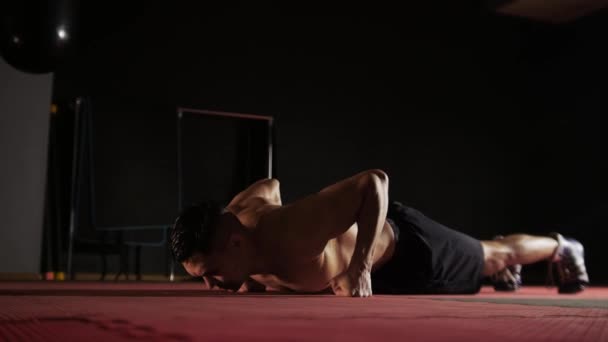 Trening Fitness Dopasowany Mężczyzna Bez Koszulki Robi Pompki Pięściach Podłogi — Wideo stockowe