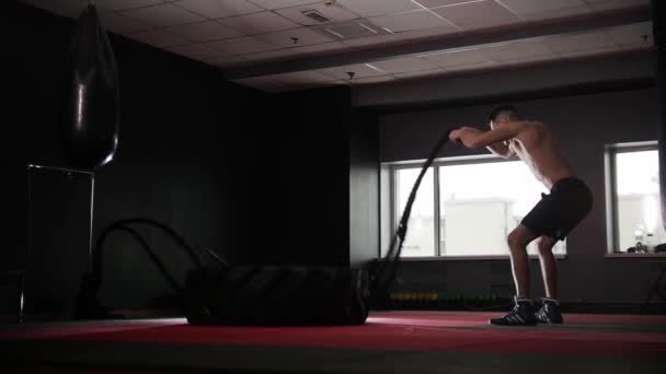 Entrenamiento Fitness Ajuste Hombre Sin Camisa Haciendo Crossfit Con Cuerdas — Vídeo de stock