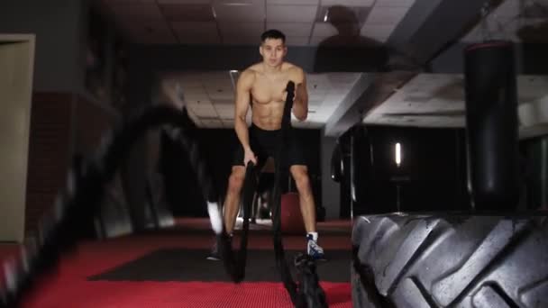 Trening Fitness Dopasowanie Człowieka Bez Koszulki Wykonującego Ćwiczenia Crossfit Uderzeniem — Wideo stockowe