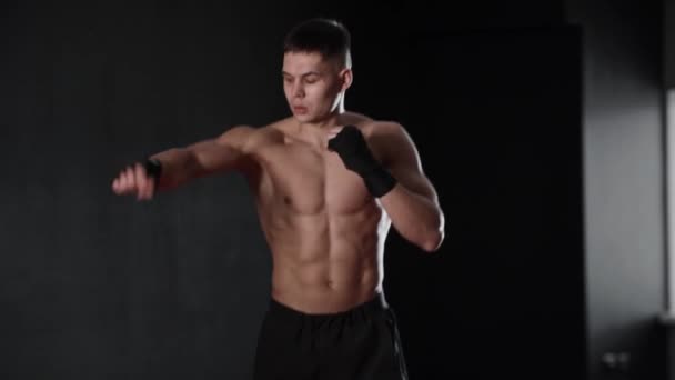 Atletik Tişörtsüz Genç Adam Yerinde Zıplıyor Ellerini Isıtıyor Orta Çekim — Stok video