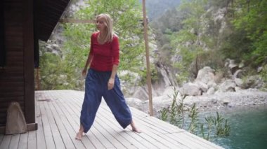 Göl kenarındaki yoga, meditasyona hazırlanan ruhani bir kadın. Orta çekim